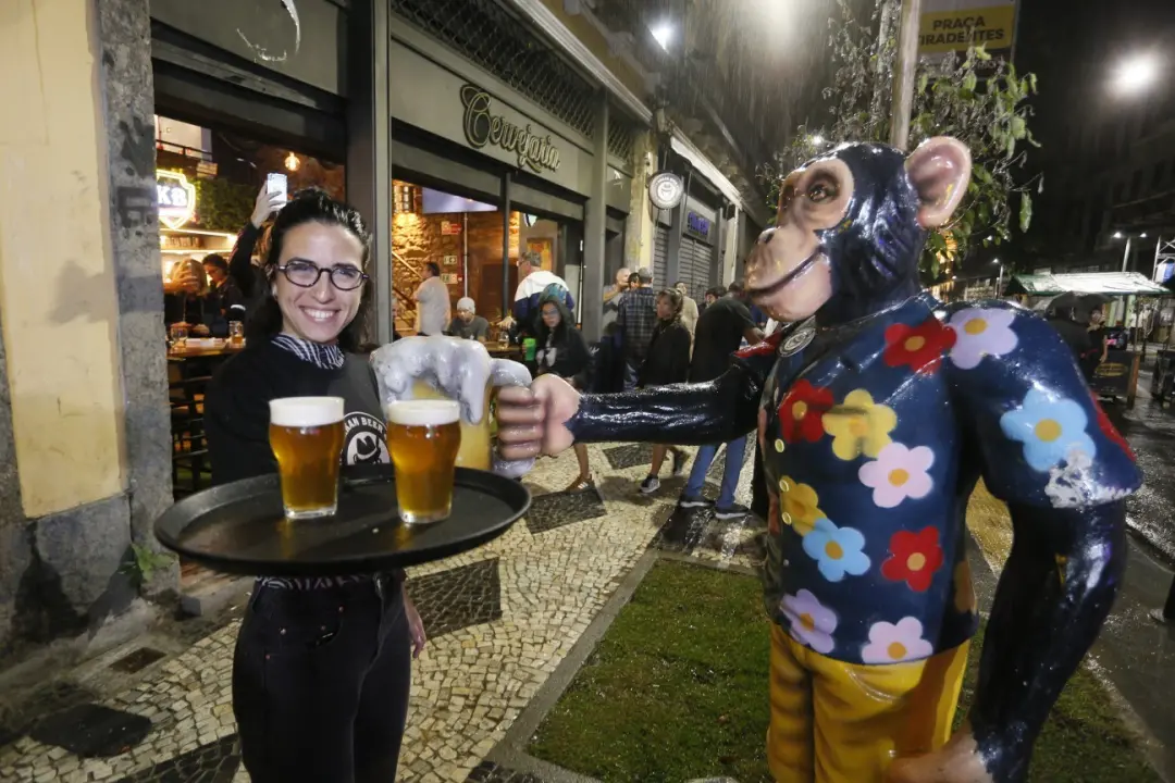 Rua da Carioca agora tem o apelido Rua da Cerveja, com sete cervejarias artesanais instaladas após um projeto de revita…