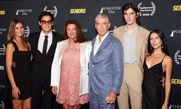Pierce Brosnan com a esposa Keely Shaye Smith, os filhos Paris e Dylan e as namoradas deles na estreia de Seniors. É bo…