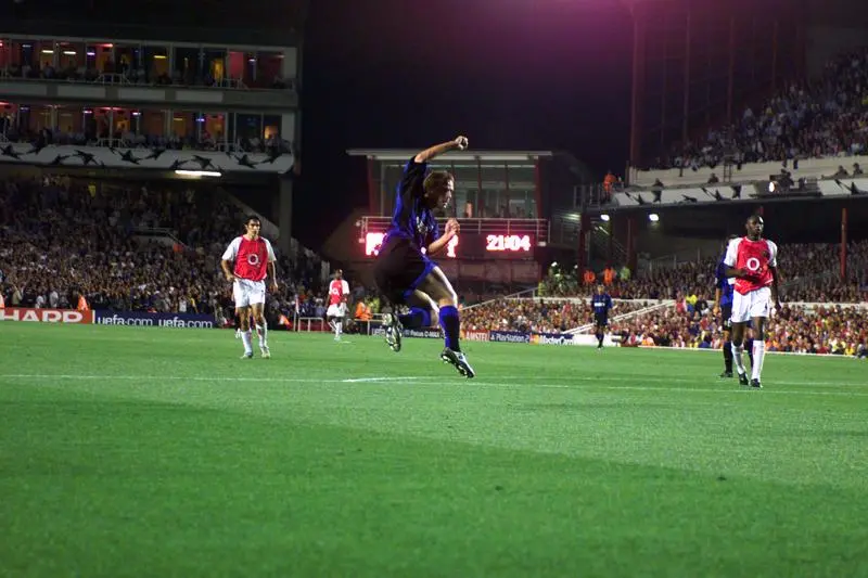 Andy Van Der Meyde, o Sniper holandês, brilhou em Highbury, marcando gols na campanha de Inter contra Arsenal em 2003. …