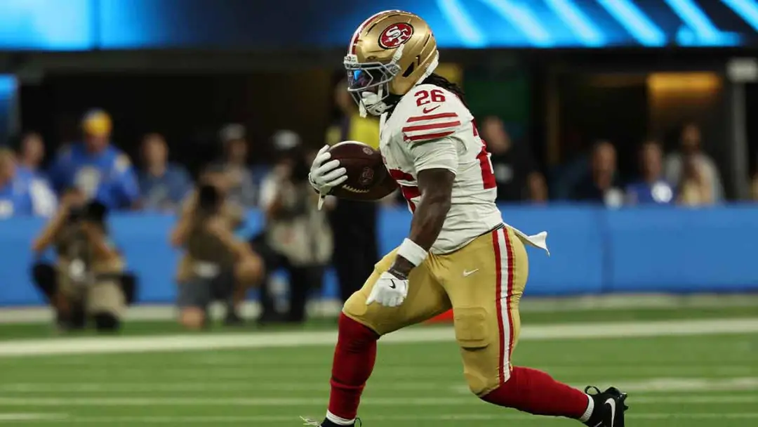 Rookie Kaelon Black teve um jogo de estreia marcante, superando Christian McCaffrey em corridas, com 14 para 10, na vit…