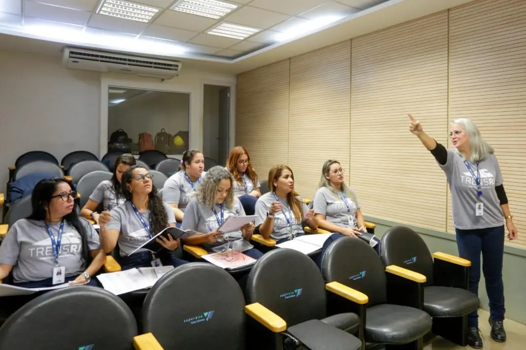 O TrensRJ começou a capacitar a primeira turma de oito mulheres maquinistas no Centro de Treinamento Operacional. Essa …