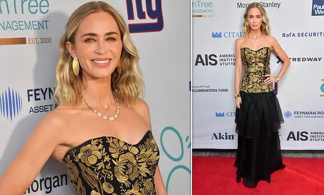 Emily Blunt em um vestido preto e dourado no Gala do Instituto Americano de Tartamudez em Nova York. A história dela so…