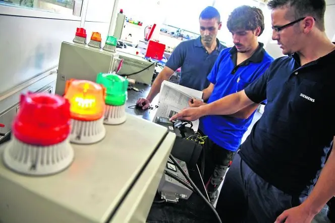 Mais de metade dos jovens tem ensino superior, mas três em quatro empresas têm dificuldade em preencher vagas. Um de tr…