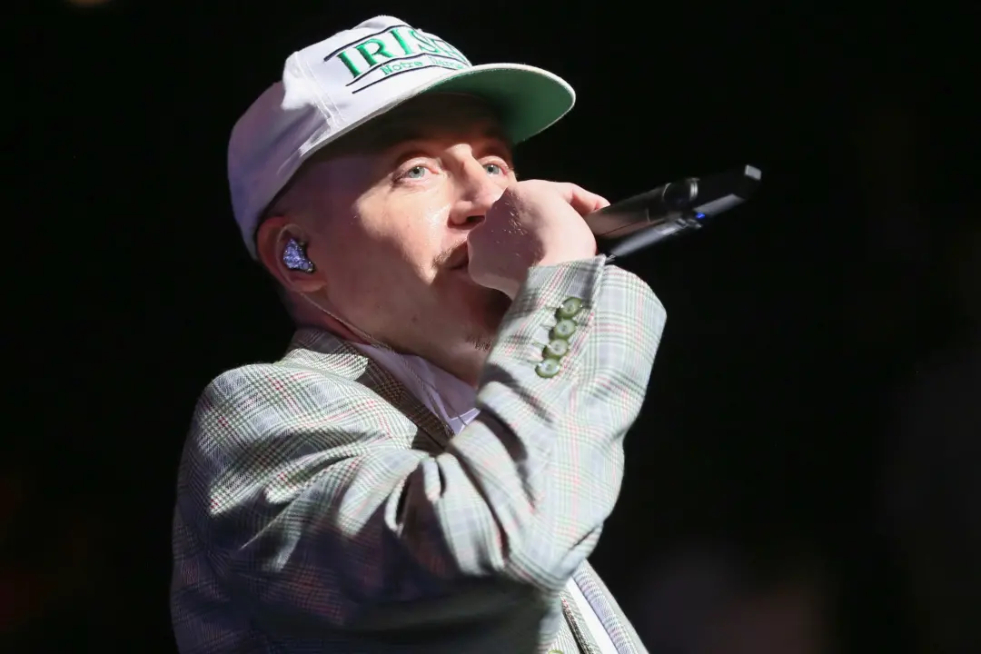 Macklemore vai doar um milhão de dólares a seis ONGs de apoio à Palestina, com esse valor vindo das receitas do Loop To…