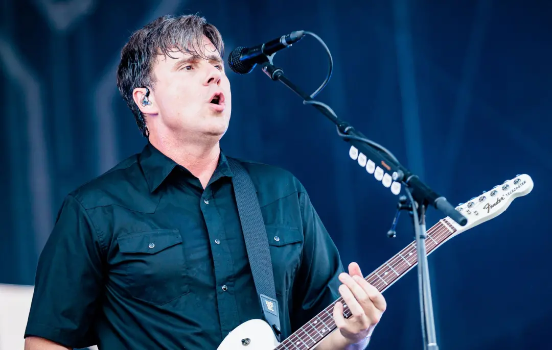 Jimmy Eat World cancelou shows na Guerra Tour em Cidade do México porque o vocalista Jim Adkins precisou de cirurgia de…