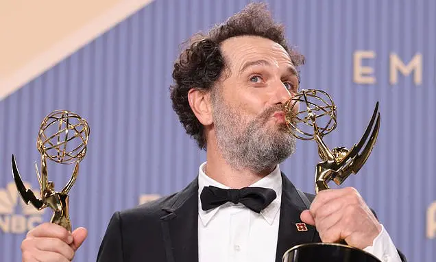 Matthew Rhys chamou a noite nos Emmys de surreal após um duplo prêmio histórico e aquele momento tenso com Keri Russell…