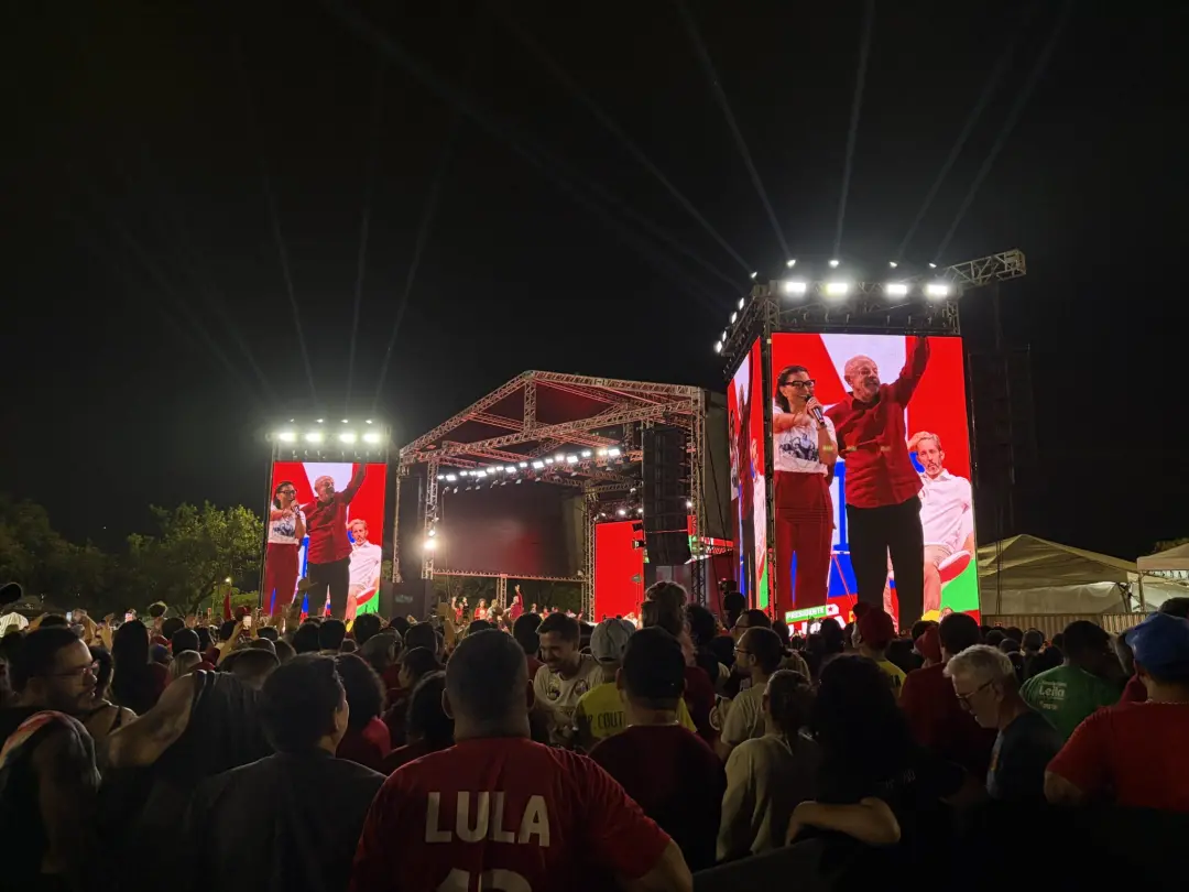 Lula dividiu palanque com Leandro Grass em Ceilândia. O presidente defendeu a base alinhada ao governo federal no DF, d…