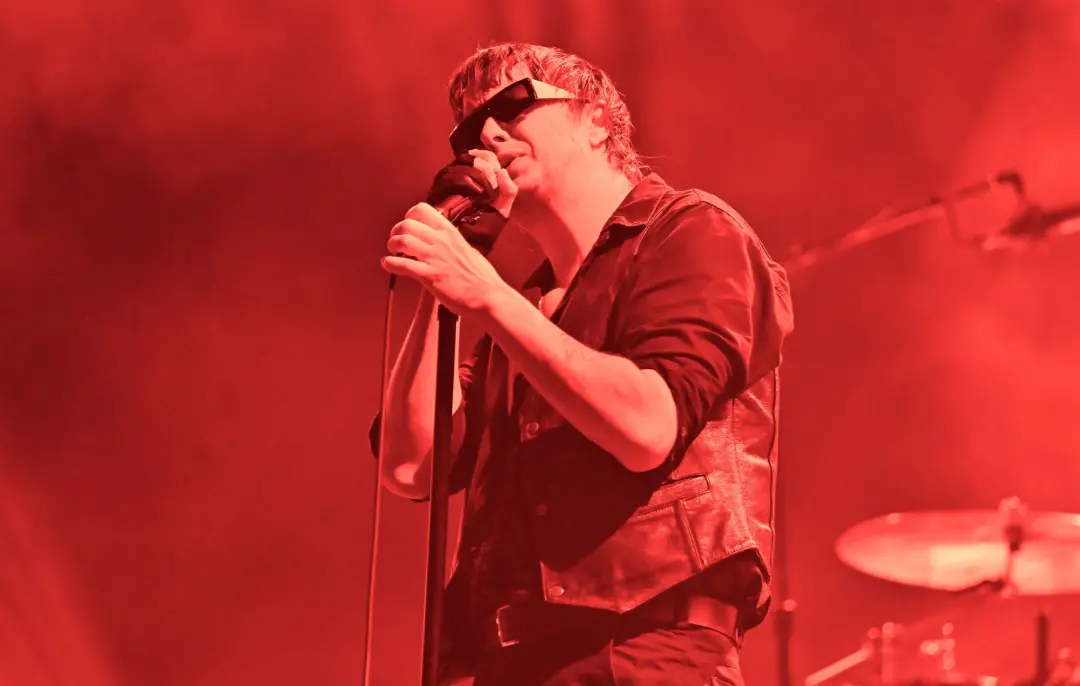 The Strokes apresentaram Tyrants Of The Yellow Moon pela primeira vez em um show no Hard Rock Live em Hollywood. É um m…