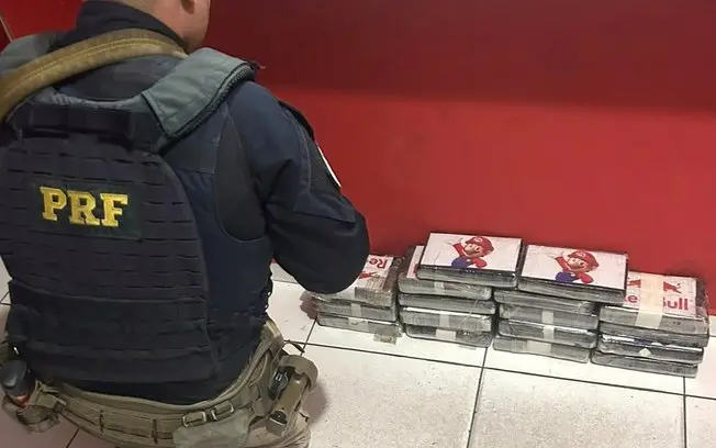 Na Dutra, um casal foi preso com quase 20 quilos de cocaína na madrugada desta quarta. A posse desse volume indica uma …