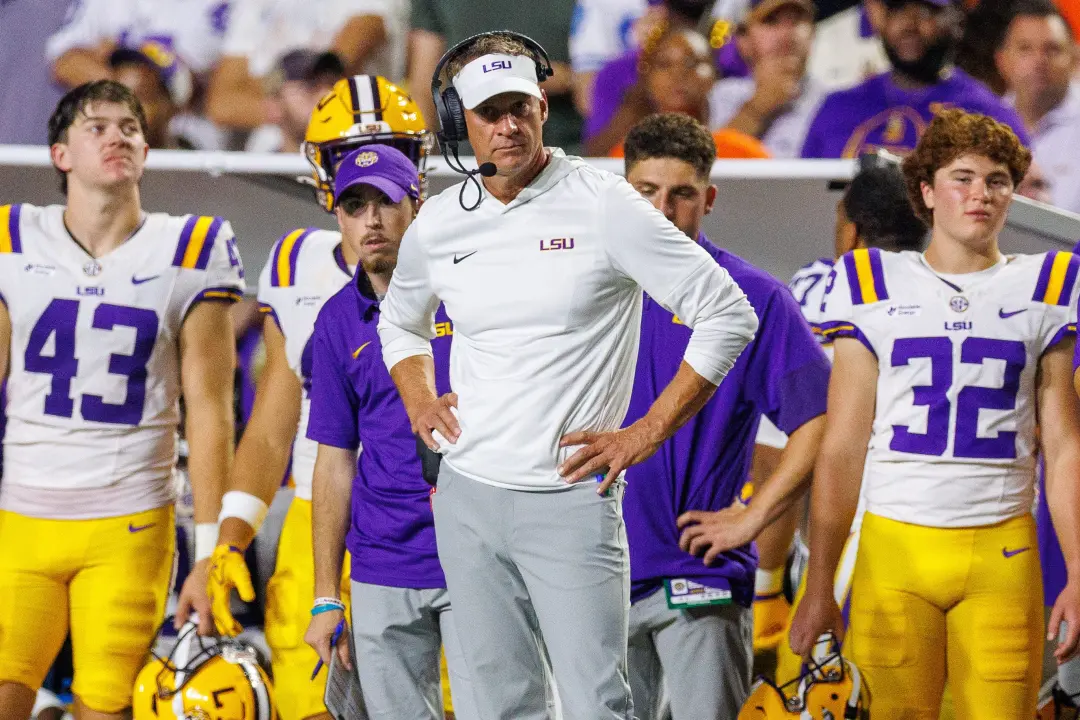 Lane Kiffin, ligado a LSU, fala que a administração de Ole Miss é a culpada por problemas, e não ele. Diz que só queria…