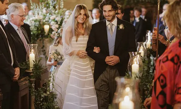 Jemima Goldsmith foi levada pelo filhos até o altar em seu casamento com Cameron O'Reilly, assim aparecem as fotos rece…