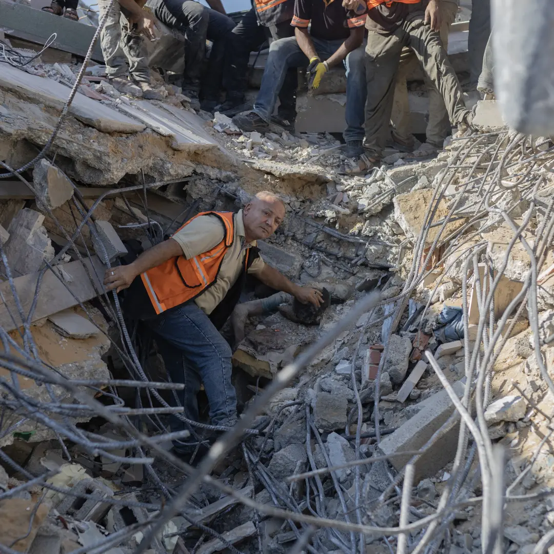 Muitos na Gaza enfrentam escolhas perigosas, enquanto surgem sites de compras que não vendem nada. É estranho o mercado…