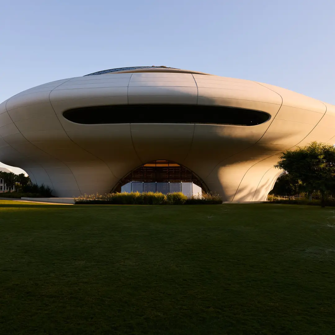 O museu Lucas, com um custo de um bilhão de dólares, chega em Los Angeles. Um prédio gigante que parece espaçonave para…