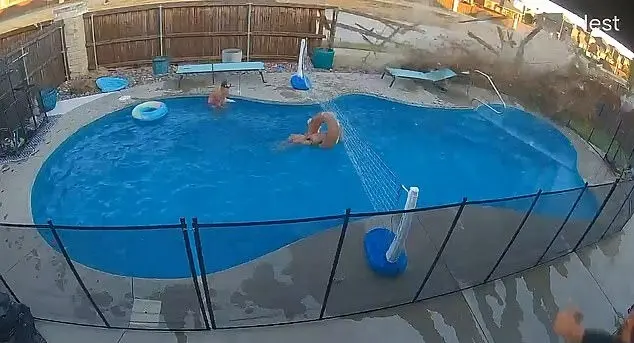 Fort Worth, Texas, um carro invadiu o quintal e quase atingiu três crianças brincando na piscina. Direção imprudente ca…