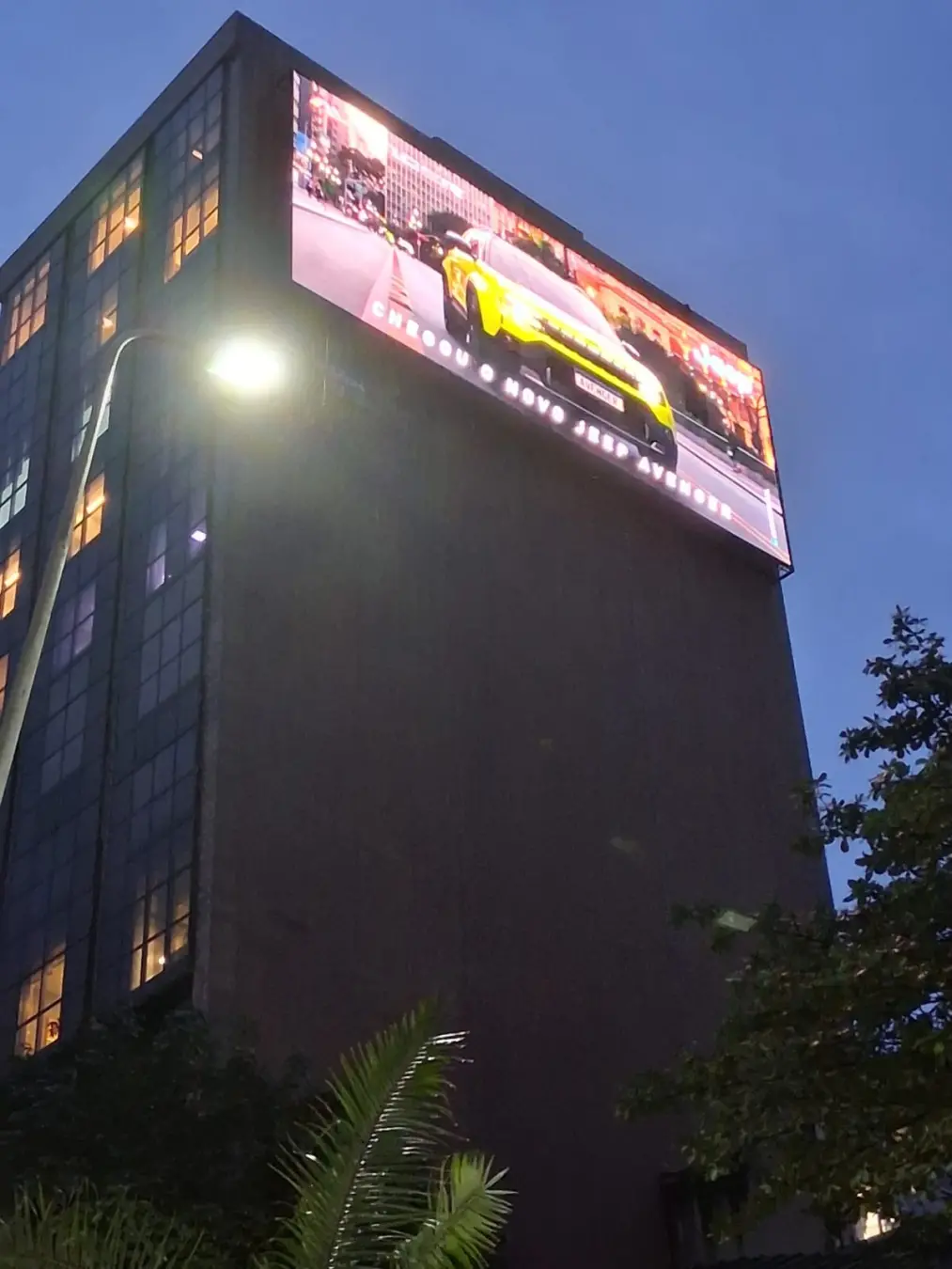 Consórcio Fredizak foi multado em R$ 843.242,40 pela Seop por ter instalado um painel eletrônico gigante de 126 metros …