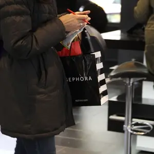 Sacolas misteriosas fazem sucesso entre consumidores e impulsionam vendas. A gente percebe que o fascínio pelo desconhe…