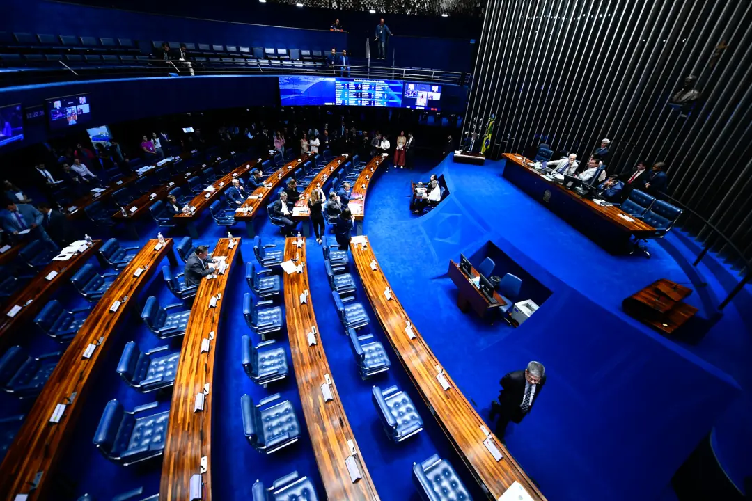 Plenário do Senado foi trancado à chave por ordem do presidente da Casa. Isso acontece quando há resistência a temas di…