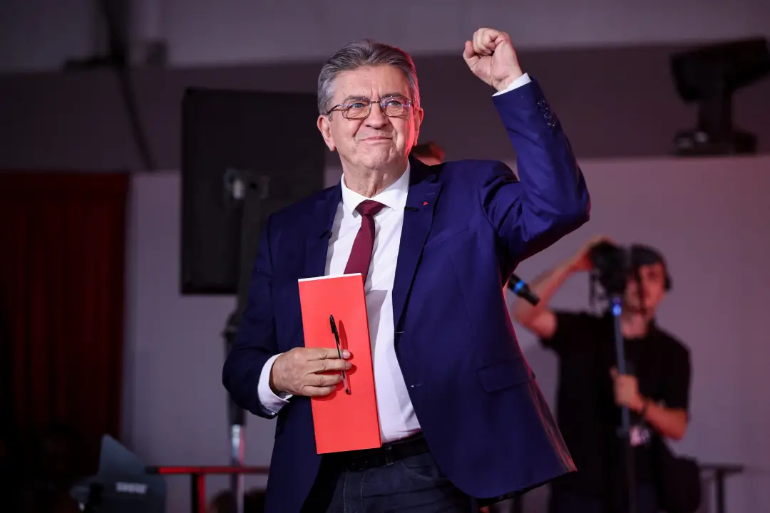 Macron com apenas 16% de aprovação na França, derrubando centro e centro direita. O aumento da força de Mélenchon com 1…