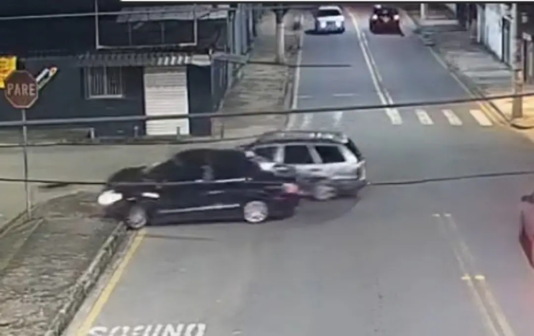 Dois feridos em Volta Redonda depois de colisão de três carros na Rua Bartolomeu Bueno da Ribeira. O jovem de 24 anos n…