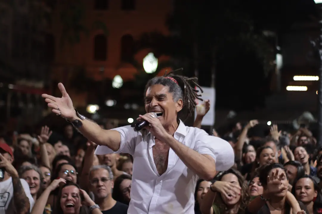 Marcos Sacramento e Hugo Ojuara no Circo Voador celebrando a música brasileira. Ver o samba sendo celebrado nessas roda…