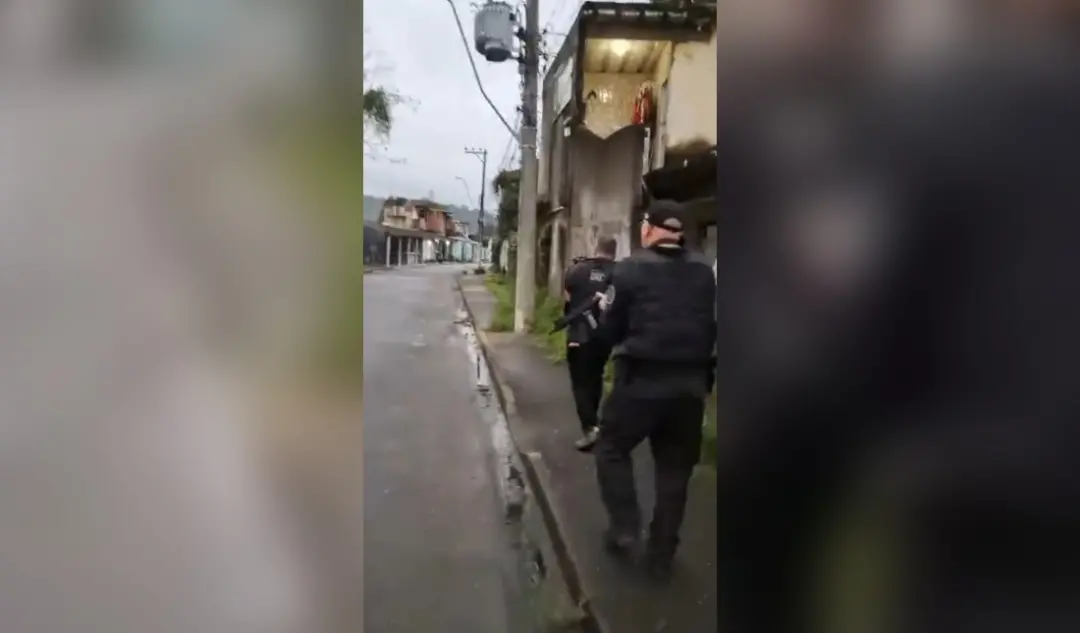 Operação Tridente mirou integrantes do TCP no Buraco do Boi, em Nova Iguaçu, resultando em cinco prisões. A comunidade …