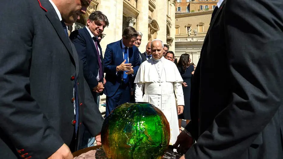 Pope Leo XIV recebeu uma escultura em vidro Murano na Audiência Geral em setembro. A iniciativa visa discutir o que dev…
