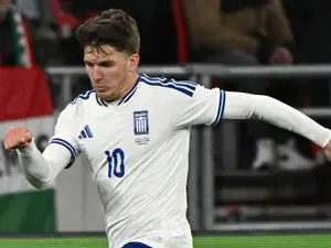 Grécia, com jogador do Arsenal, virou a seleção da moda na Europa. A visibilidade aumenta quando a qualidade técnica se…