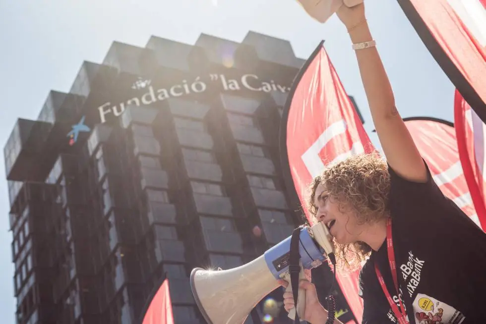 Sindicato na Espanha pede fim de semana de três dias mensal e reajuste salarial entre 4 e 7% para a banca. É uma tentat…