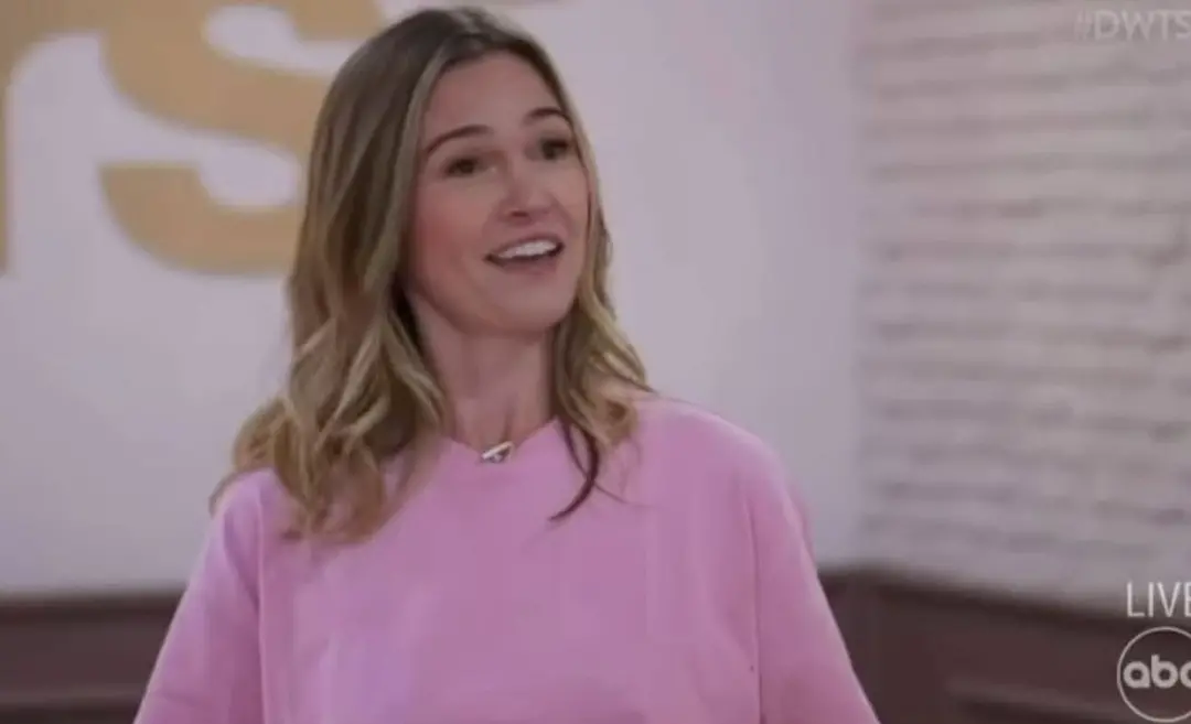 Julia Stiles criticou Andy Cohen sobre a dança dela no DWTS. Derek Hough reagiu dizendo Eat it Andy Cohen. Concordo que…