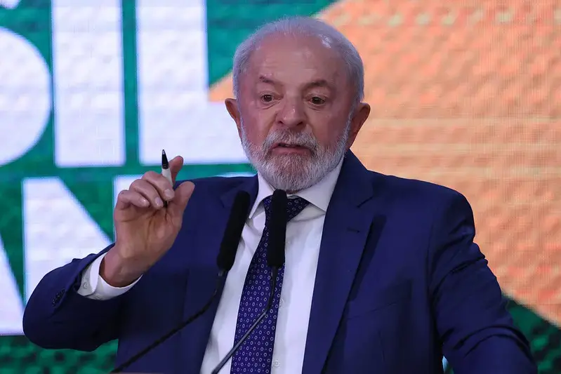 53,6% dos brasileiros desaprovam o governo Lula segundo pesquisa AtlasIntel. Essa taxa mostra que mais da metade do pov…