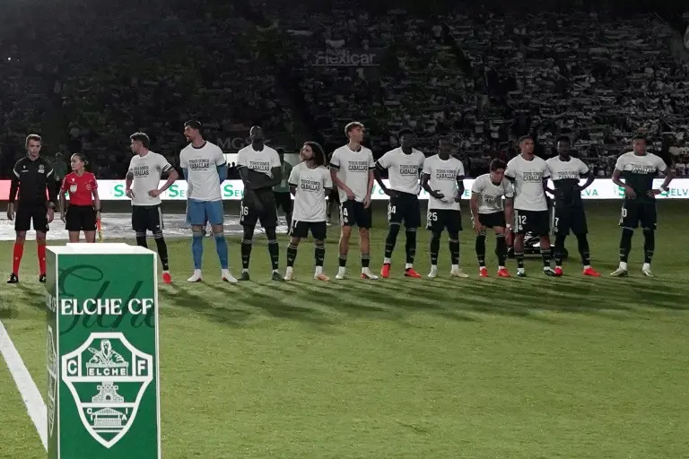 Mbappe e dois colegas vestiram a camisa de tributo parcialmente enrolada no jogo do Real Madrid em Elche. A atitude foi…
