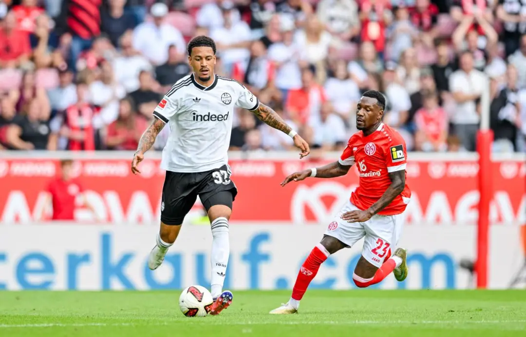 Jeremiaha Maluze, defensor do Eintracht Frankfurt, ficará parado sem previsão após lesão na coxa. Ele jogou os 90 minut…