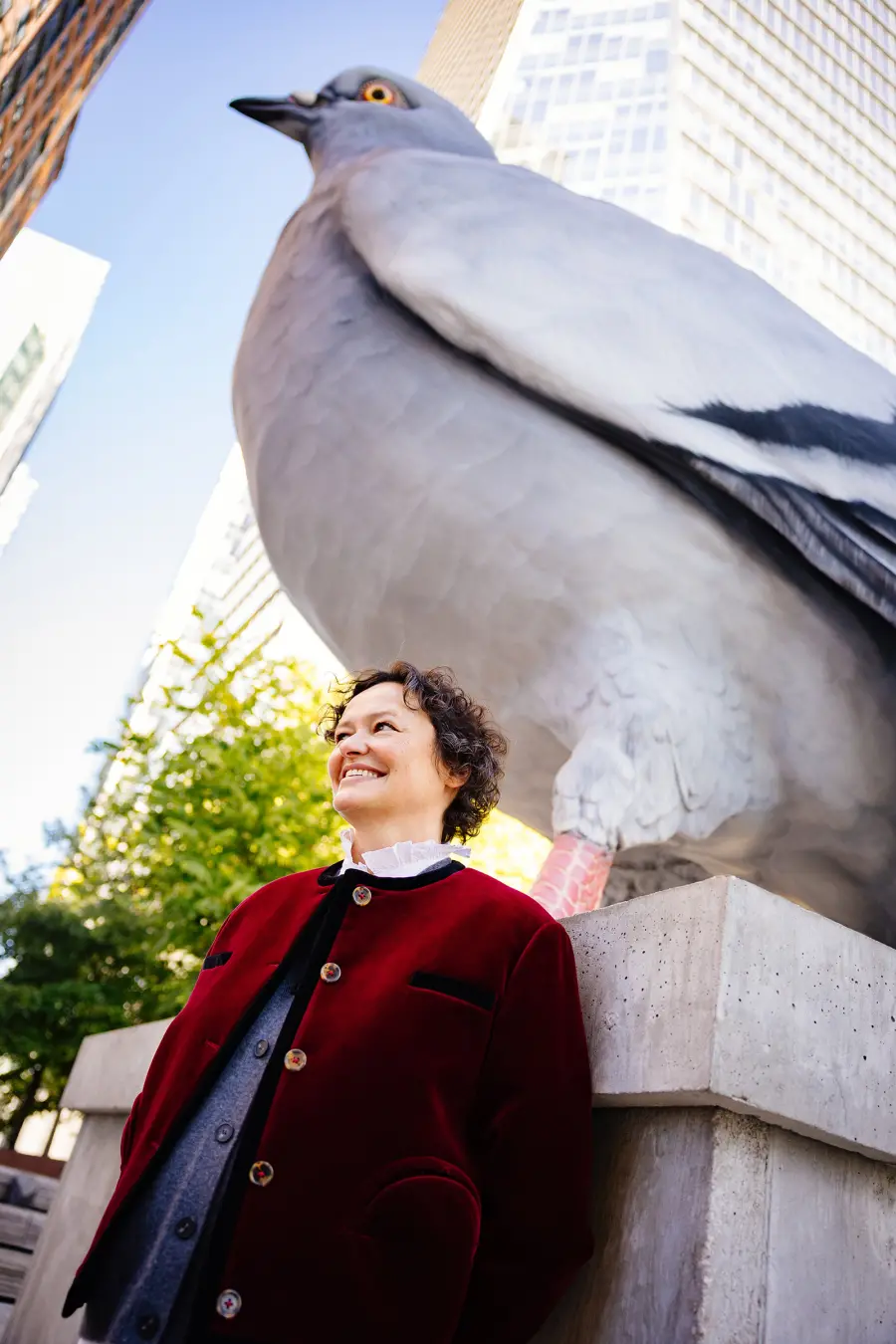 Cecilia Alemani com o dinossauro de Iván Argote. Isso mostra a união criativa entre arte e a força da natureza. É legal…
