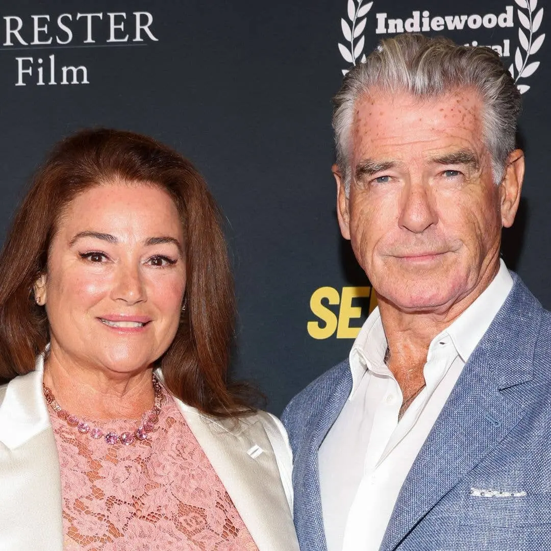Keely Shaye Brosnan apareceu em fotos novas com Pierce Brosnan e os filhos, Dylan e Paris, usando um mini vestido de re…