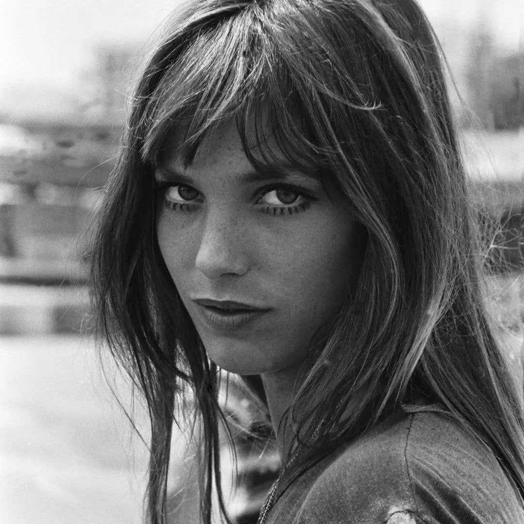 Jennifer Lopez e Jane Birkin em fotos de biquíni mostrando que o brilho das it girls não depende de vestido de tapete v…