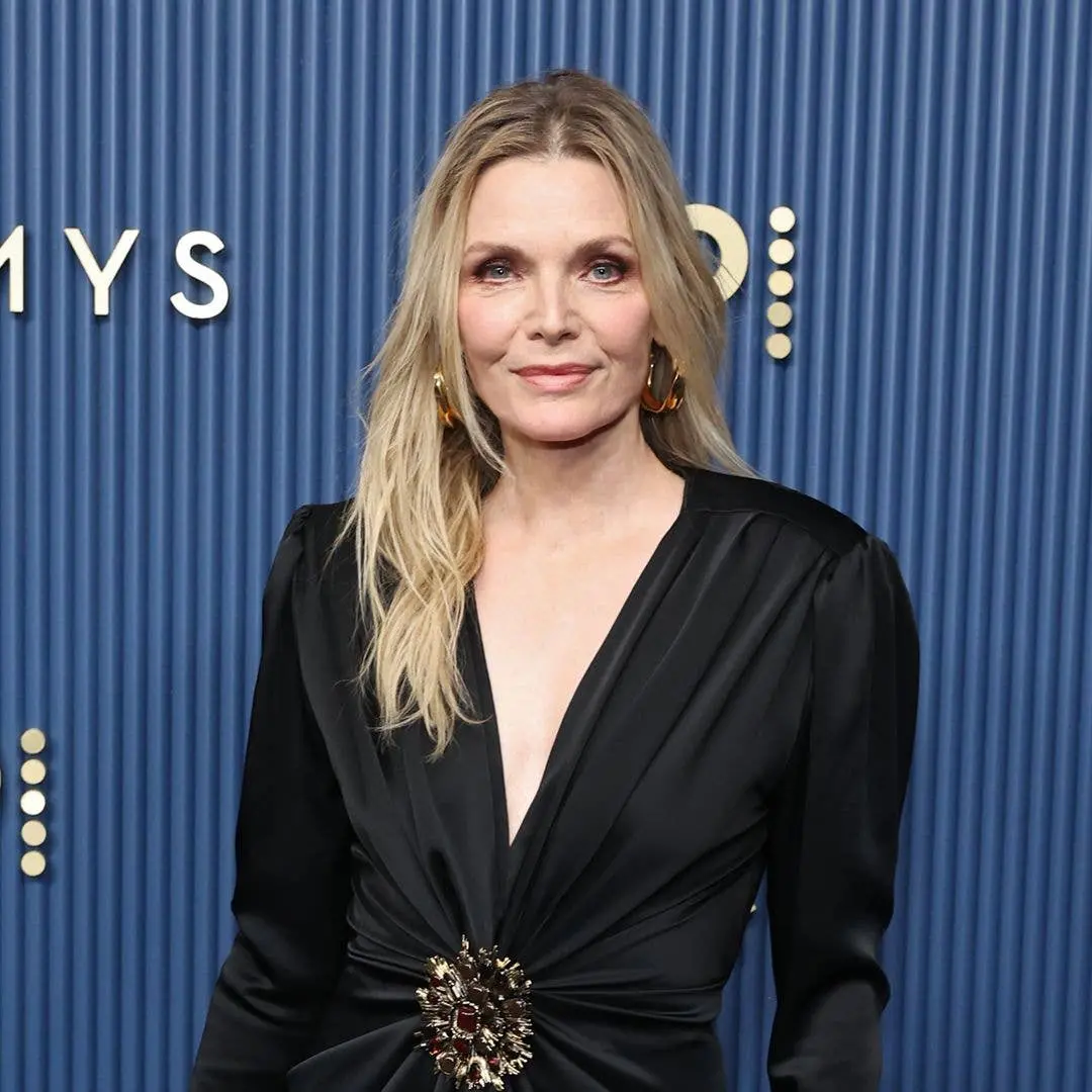 Michelle Pfeiffer deslumbrou no 78o Emmy com um vestido preto Saint Laurent e brincos grandes. É legal ver como a elegâ…