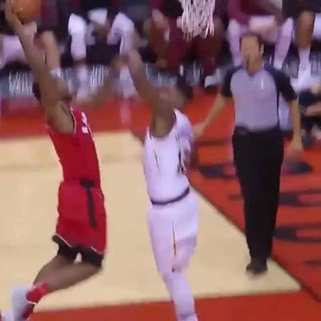 Kawhi dunks a bola e a palmilha antes de tocar o chão. Um lance que mostra a física do esporte em ação. É um espetáculo…