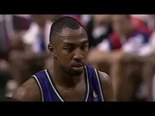 Vin Baker teve carreira arruinada por alcoolismo em um jogo contra os 76ers, no confronto de 1996. É muito triste ver c…