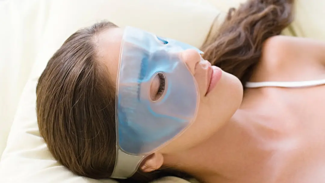 Olhos inchados e aparência de cansaço podem ser aliviados com o uso de um kit de máscaras faciais geladas, como sugere …