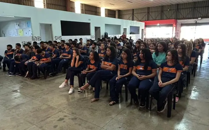 Centenas de jovens de Aparecida de Goiânia estão recebendo capacitação no projeto Juventude do Futuro. Esse preparo téc…