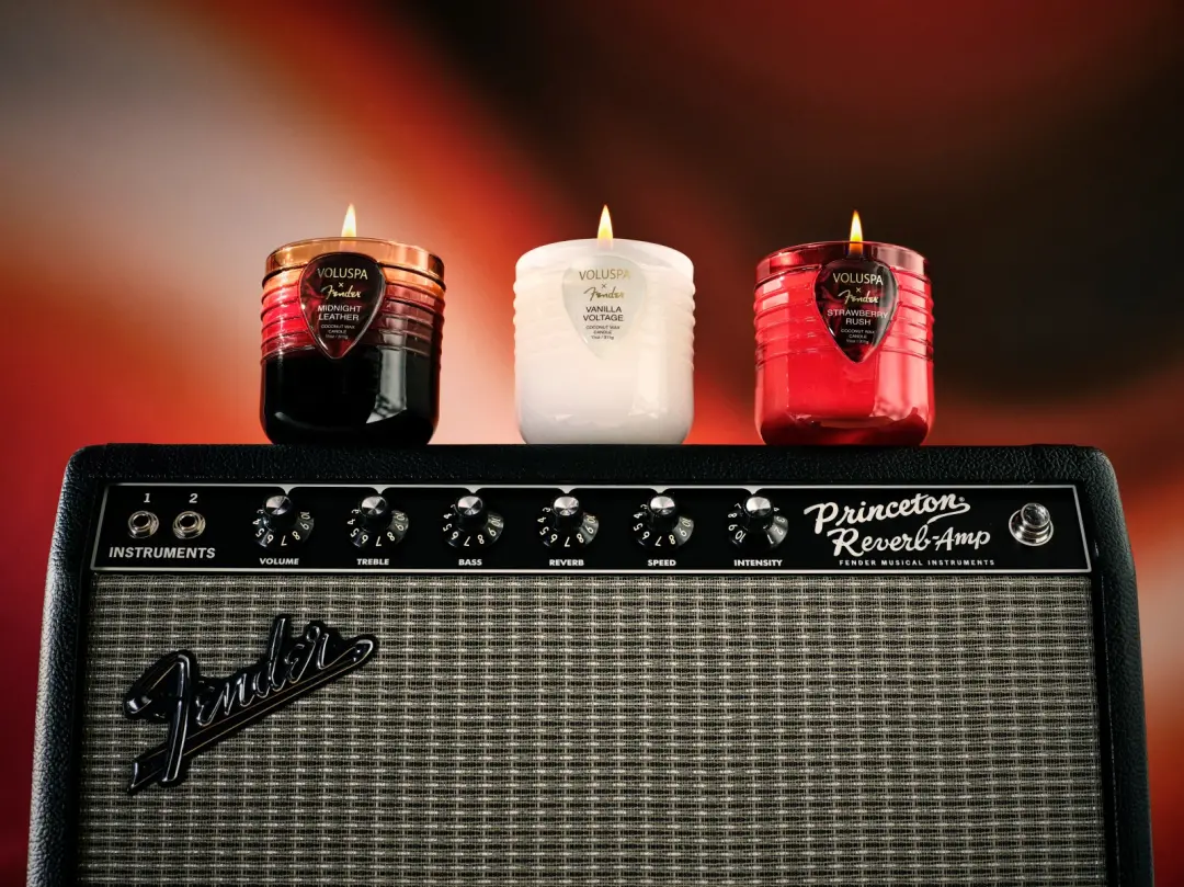 Fender e Voluspa lançaram uma colaboração com três velas inspiradas em guitarra, em opções mini e tamanho completo. É u…