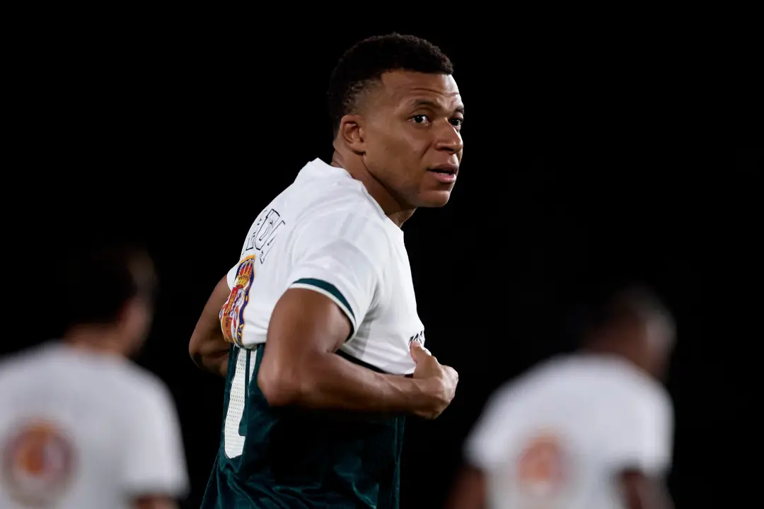 Mbappé fala que o Ballon D'Or tem que voltar para o Santiago Bernabéu, dizendo que os Madridistas merecem. Eu vejo que …