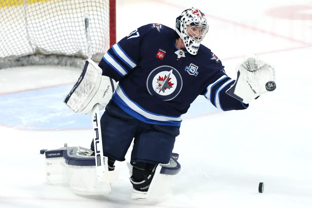 Connor Hellebuyck teve uma temporada ruim nos Winnipeg Jets, com 23 vitórias, 23 derrotas, 11 empates e uma média de 2.…