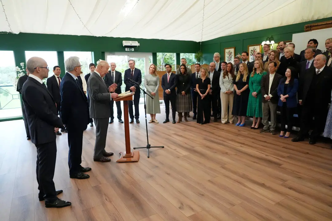 Rei Charles III alertou executivos de IA sobre riscos existenciais em encontro na Escócia. Tem urgência em colocar salv…
