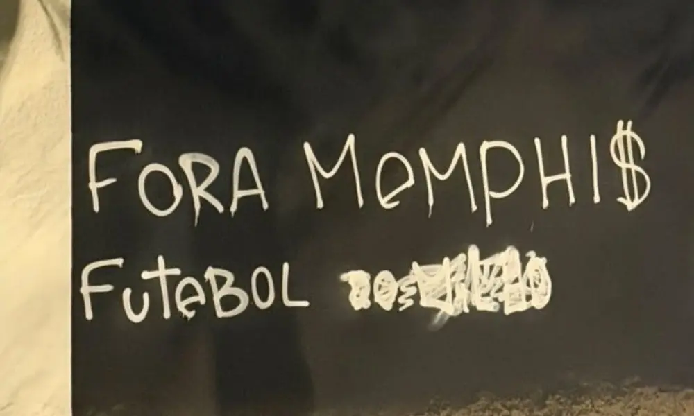 Muros do Parque São Jorge pichados após eliminação do Corinthians pela Libertadores. Mensagens como fora Memphis e sala…