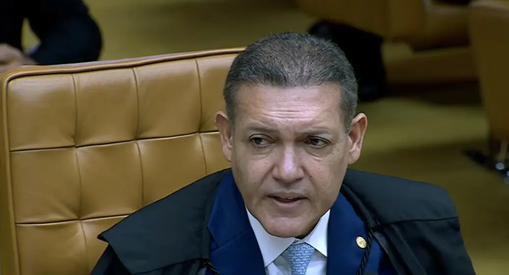Nunes Marques se declarou impedido no julgamento sobre Alexandre de Moraes, citando o impacto no cenário eleitoral. A d…