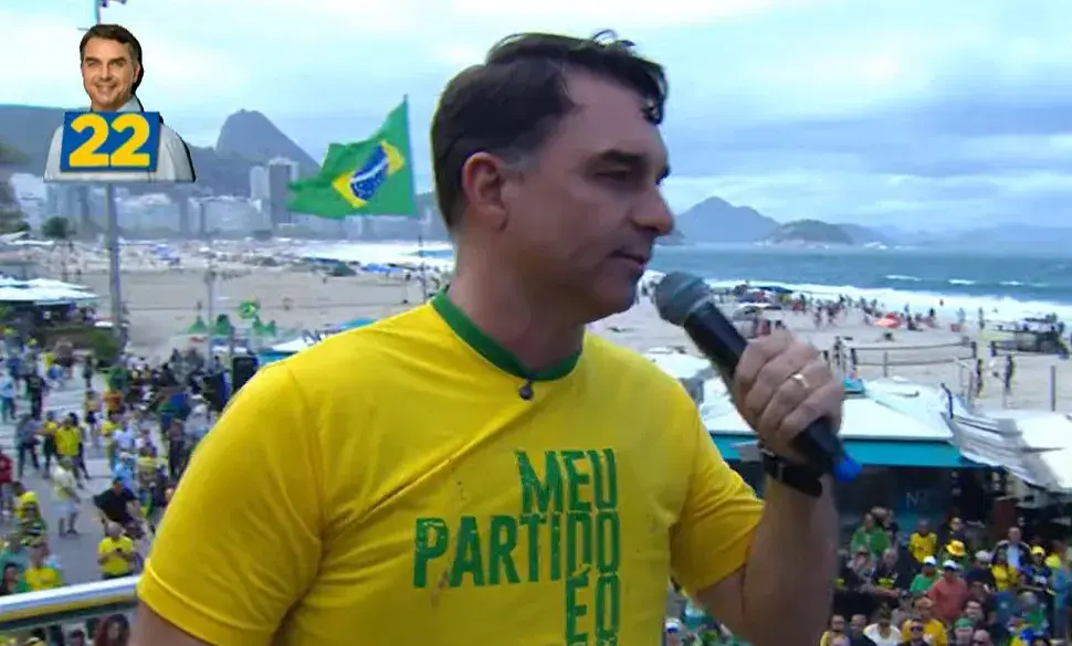 Flávio Bolsonaro disse que Lula passou a mão na cabeça de Moraes durante campanha no Recife, falando de um desespero po…