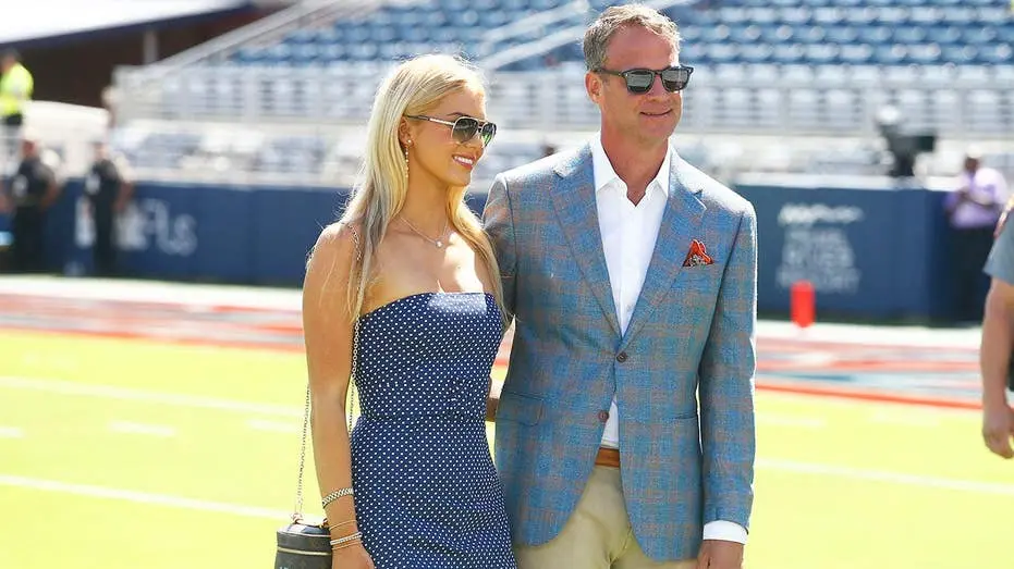 Nome Landry Kiffin, 21 anos, alvo de banners vulgares no campus de Ole Miss sugerindo relações sexuais com um ex-jogado…