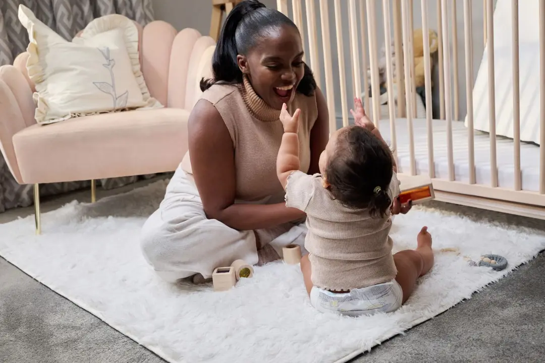 Oti Mabuse, estrela do Strictly, mostrou que a filha de 2 anos morde ela. Ela comentou que trocou regras de parentalida…