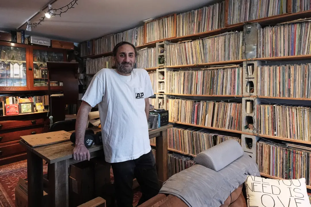 Aadam Jacobs gravou 10 mil shows em locais de Chicago, como Lounge Ax, e o Internet Archive tá colocando tudo online. É…
